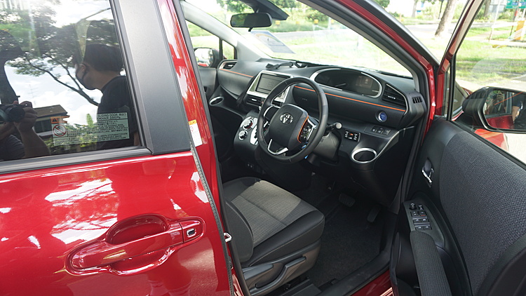 Motorist Mreview Toyota Sienta Hybrid Front Compartment July 2020